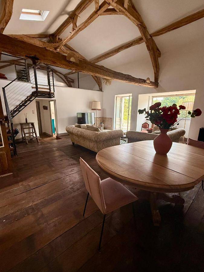 Location de vacances pour 10 personnes, avec piscine ainsi que vue et jardin, animaux acceptés à Saint-Romain