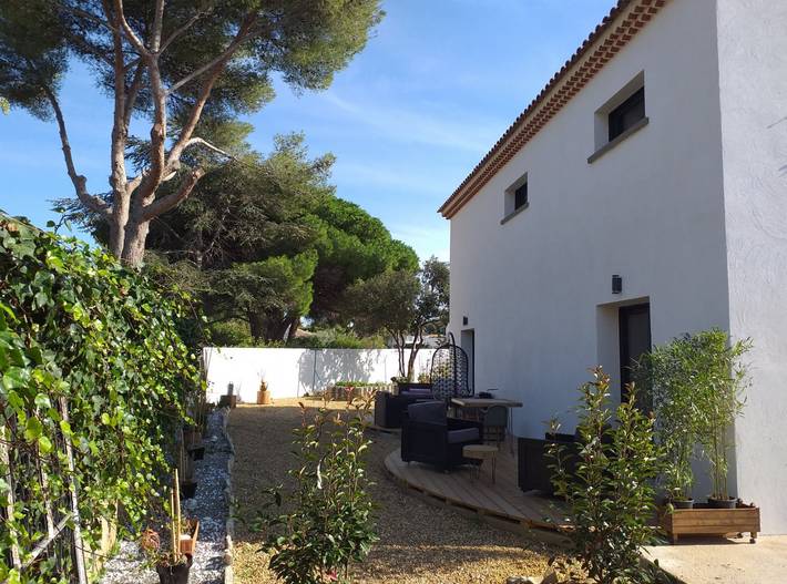 Location de vacances pour 2 personnes, avec jardin ainsi que jacuzzi et piscine à Six-Fours-les-Plages - 3