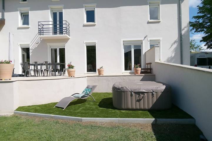 Gîte pour 9 personnes, avec jacuzzi ainsi que terrasse et jardin dans Castelbiague
