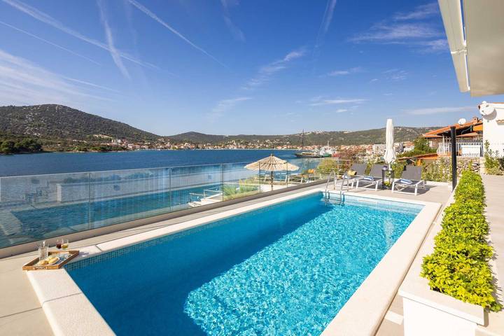 Villa for 8 people, with pool and balcony as well as garden and ocean view in Marina