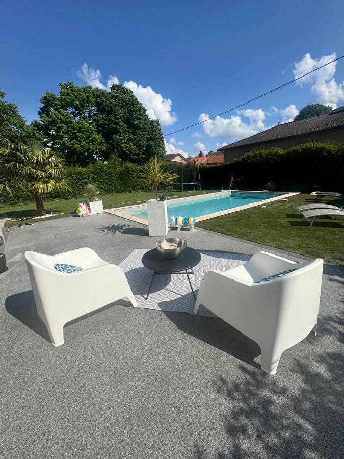 Gîte pour 3 personnes, avec jardin et piscine dans Neuville-les-Dames