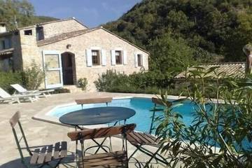 Gîte pour 8 personnes, avec jardin et terrasse à Valvignères