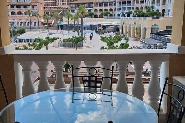 Village vacances pour 4 personnes, avec balcon et piscine dans le Var