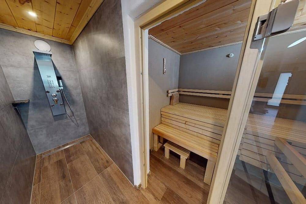 Ganze Wohnung, Feriendomizil mit Zirbenholz gestaltet. Sauna und großzügige Terrasse. in Zachenberg, Ostbayern