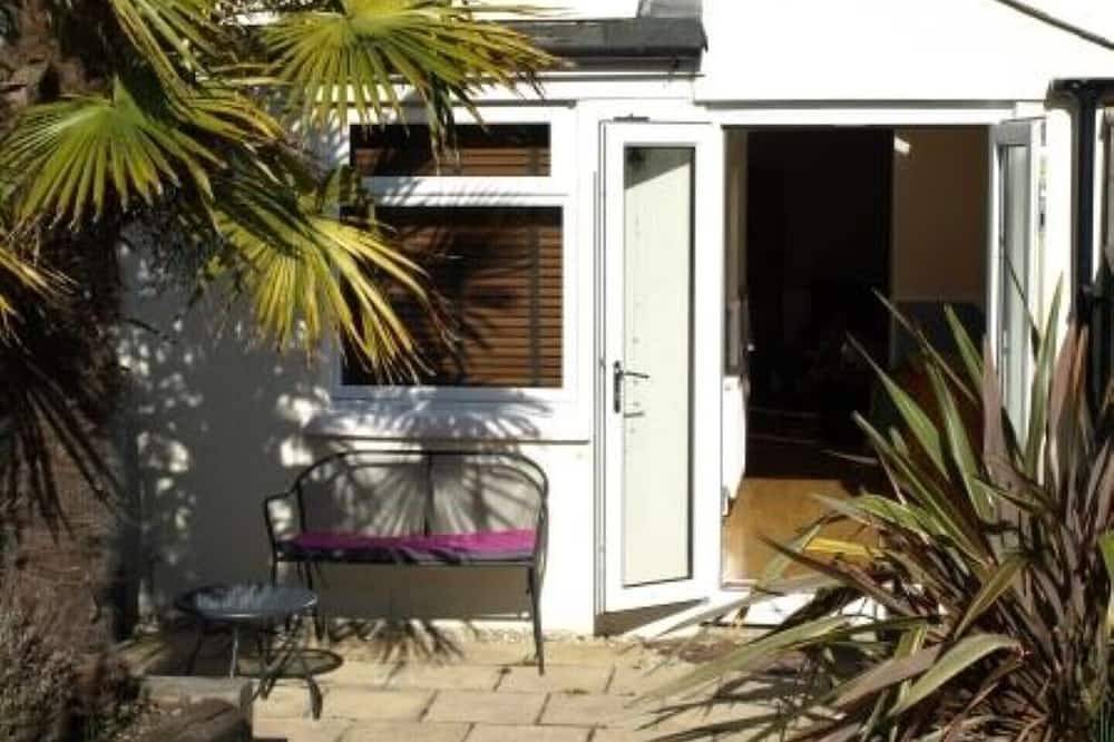 2 bedroomed cottage in Hythe, Kent, close to amenities and beach. Dogs welcome. in Hythe, Kent