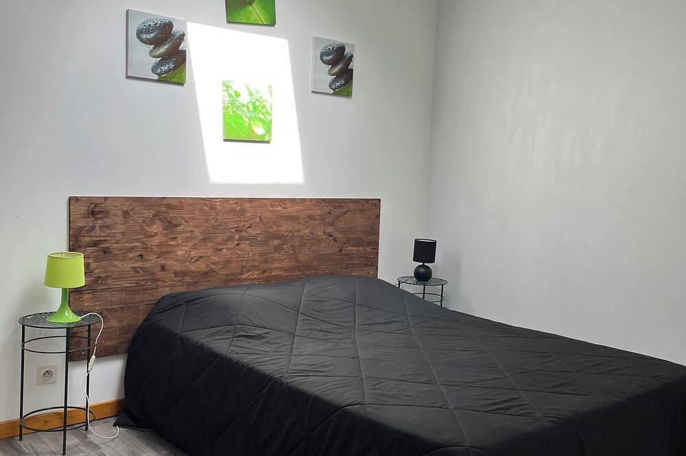 Propriété avec 3 chalets et un appartement, piscine privée et grand jardin, jeux in Tauriers, Ardèche