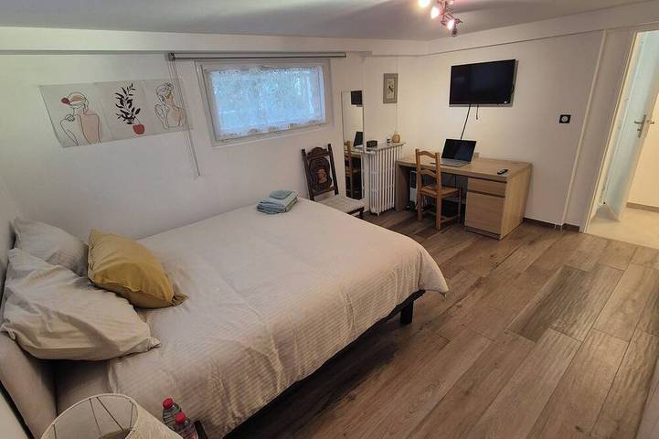 Ganze Wohnung, Furnished Tourist Room. Tv, Wi-Fi, bathroom/toilet, and private access in Champigny-sur-Marne, Val-de-Marne