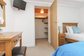 Log Cabin for 6 People in Mullion, Cornwall, Photo 4