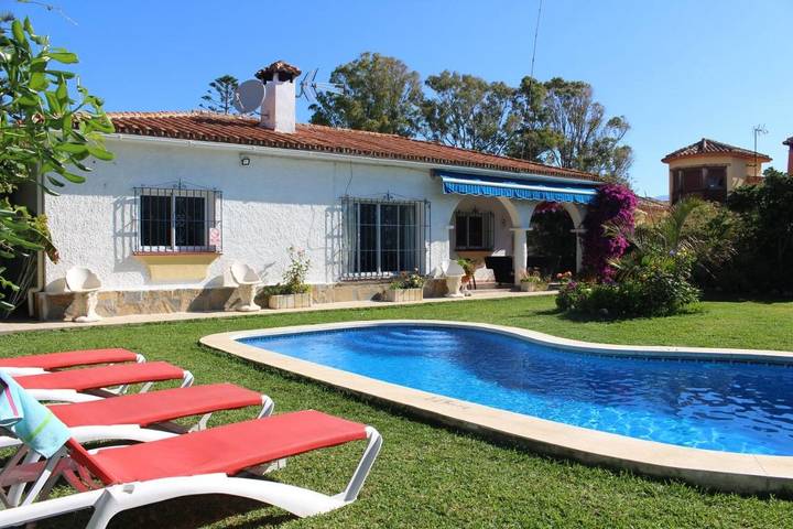 Chalet para 6 personas, con piscina además de jardín y terraza en Estepona