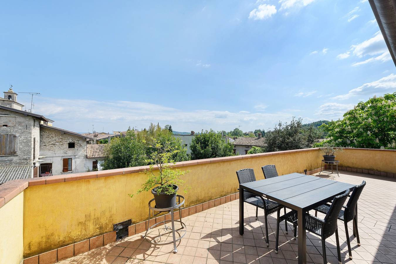 Appartamento intero, Appartamento 'Appartamento Paradiso' con vista lago, Wi-Fi e aria condizionata in San Felice del Benaco, Prealpi Gardesane