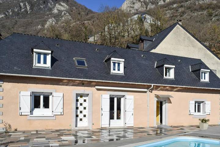 Location de vacances pour 8 personnes, avec piscine ainsi que vue et balcon à Agos-Vidalos