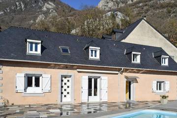 Cottage pour 8 personnes, avec piscine ainsi que balcon et vue à Agos-Vidalos