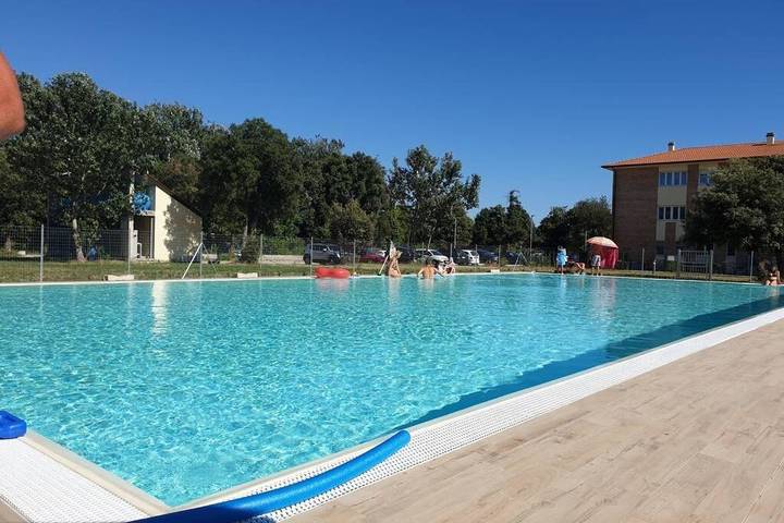 Ferienwohnung für 4 Personen, mit Balkon und Terrasse sowie Pool und Ausblick