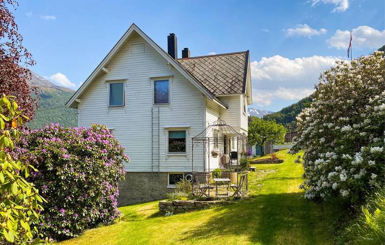 Ferienhaus für 10 Personen mit Terrasse in Volda