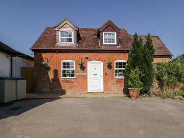Log Cabin for 4 People in Wiltshire, South West England, Photo 1