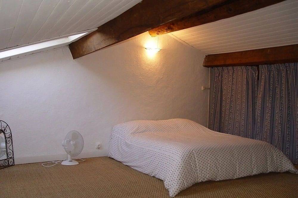 Entire apartment, Family Apartment, 2-6 People, In Provenve Mas 16Th Cent., Pool, Garden, Parking in Le Castellet, Toulon region