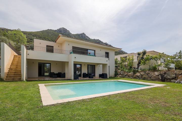 Chalet para 10 personas, con terraza además de jardín y piscina - 1