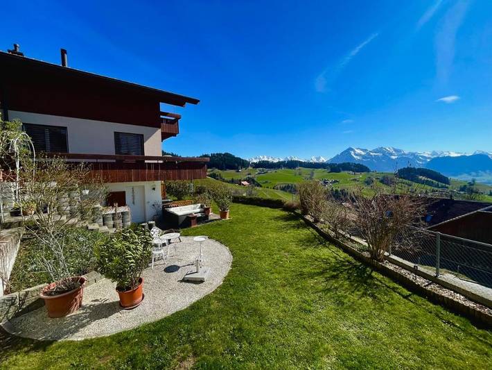Ferienwohnung für 2 Personen, mit Terrasse und Garten sowie Seeblick und Ausblick in Thun