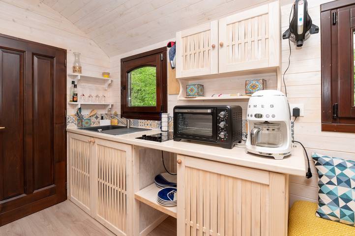 Entire studio, Studio Apartment 'Roulotte Du Moulin De Lesneve' with Private Terrace, Private Garden and Wi-Fi in Saint-Avé, Regional Natural Park of the Golfe du Morbihan