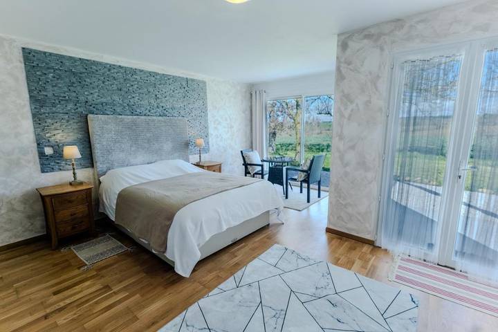 Chambre d’hôte pour 3 personnes, avec piscine et vue ainsi que jardin et terrasse