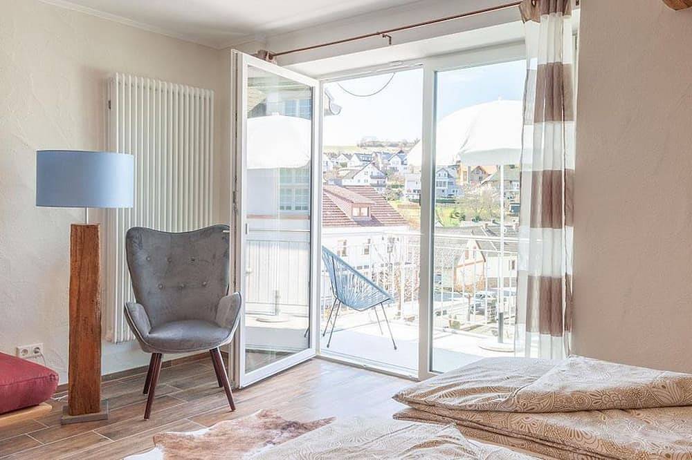 Ganze Wohnung, Heuboden mit Balkon u.Maarblick für 1-2 Pers. - Hof Krebs, Ferienwohnungen in Schalkenmehren, Vulkaneifel