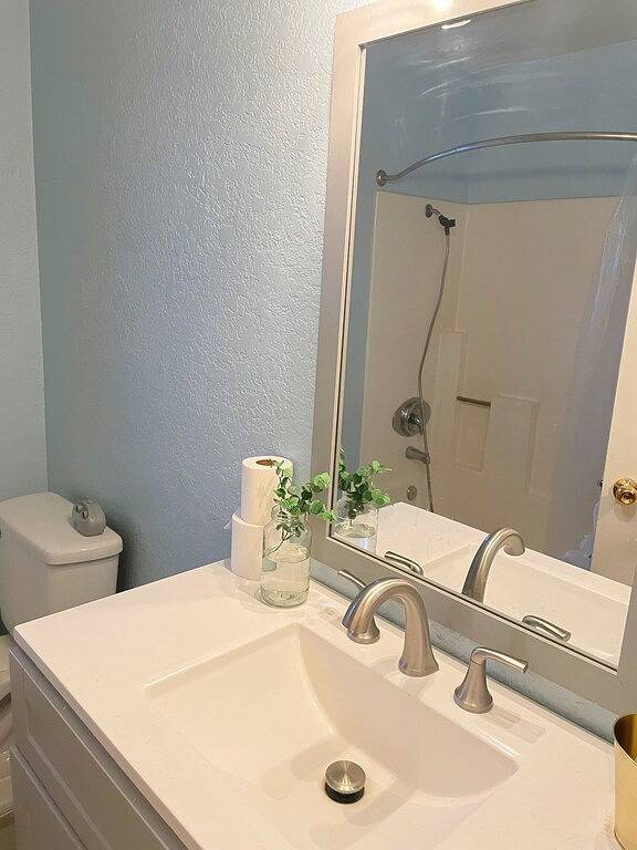 Serene home by lake; private bed & bath in Lake Elsinore, Riverside County