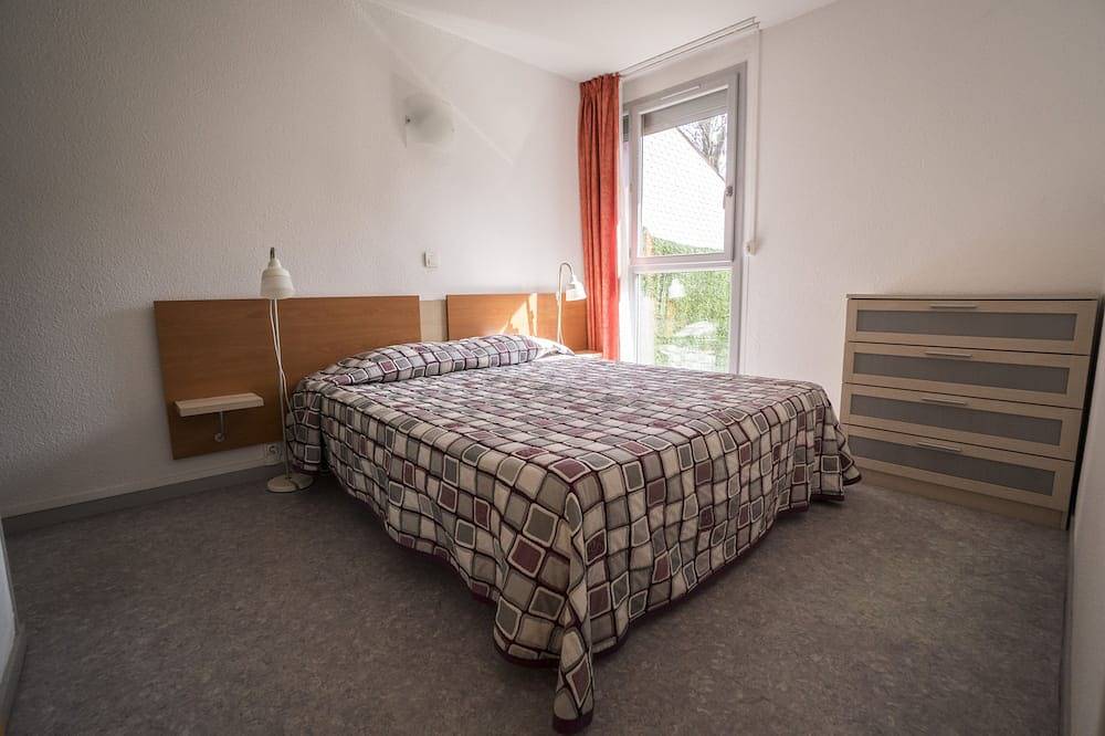 Entire apartment, Air-conditioned T2 ground floor in 3-star residence with heated pool in Salies-de-Béarn, Béarn