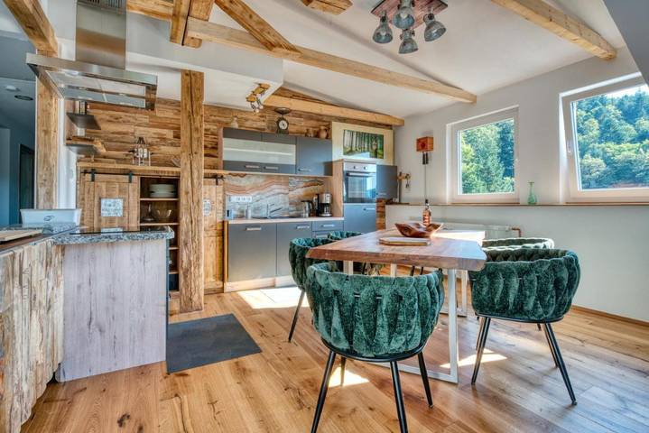 Ferienwohnung für 7 Personen, mit Balkon und Terrasse sowie Garten und Ausblick