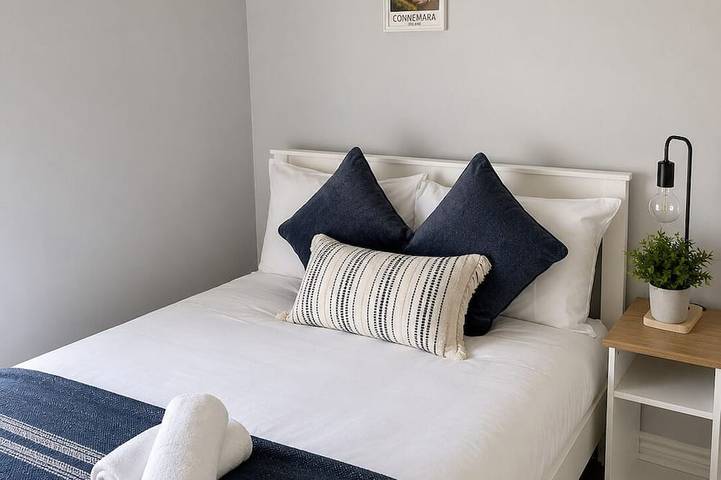 Entire apartment, Modern and Spacious No. 5 - sleeps 6 - free parking in Galway, County Galway