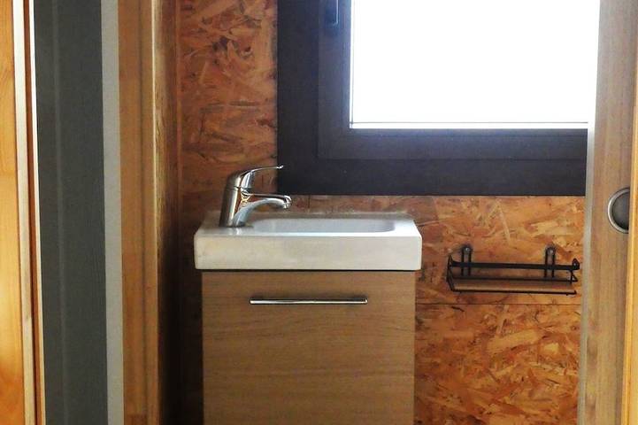 Chalet cocooning dans les gorges de l'Ain avec jacuzzi, proche randonnées. in Corveissiat, Jura Francais