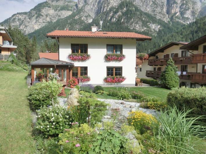 Ferienwohnung für 4 Personen, mit Balkon und Terrasse sowie Garten und Ausblick