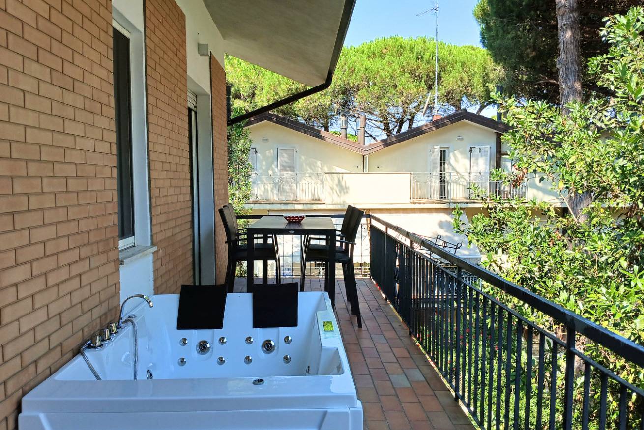 Appartement entier, Cv018 - Milano Marittima, elegant three-room apartment with jacuzzi in Cervia, Province de Ravenne