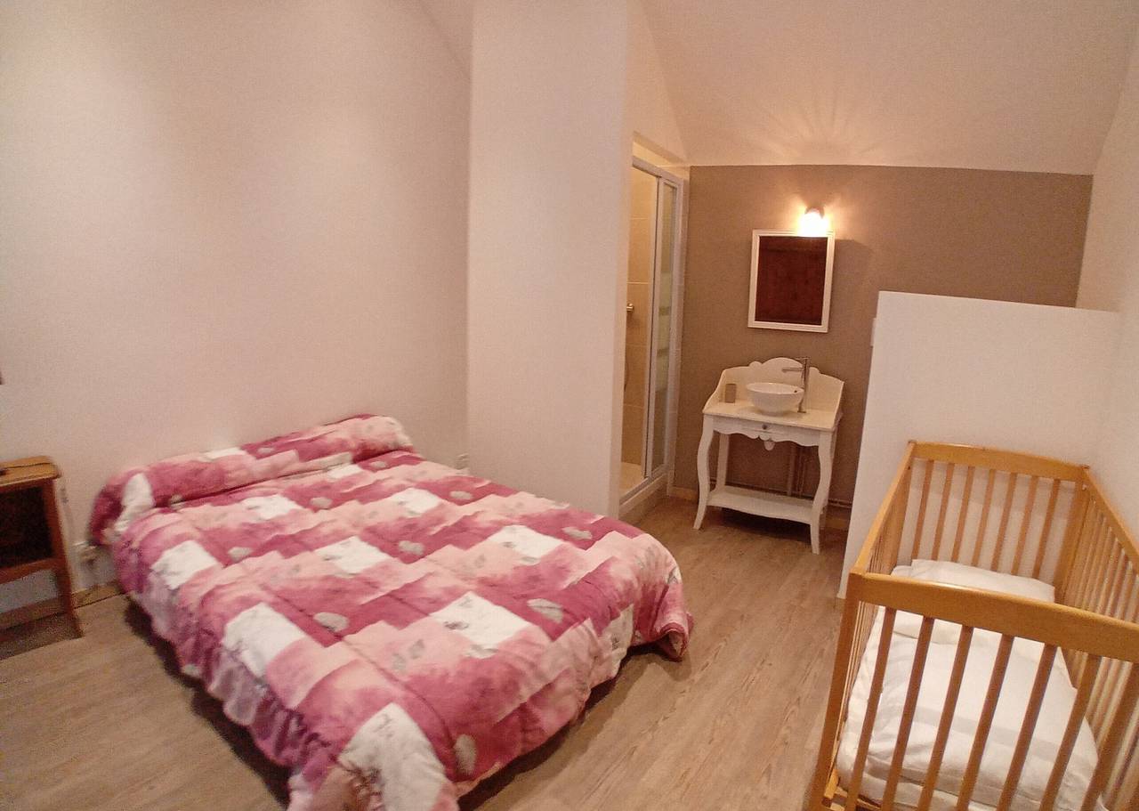 Casa de campo con terraza privada, jardín privado y Wi-Fi en Sainte-Scolasse-sur-Sarthe in Sainte-Scolasse-sur-Sarthe, Región de Alençon