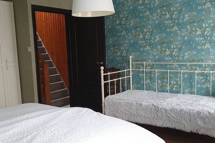 3 chambres, 2 salles de bain, 3 min du centre, parking gratuit, wifi gratuit, jardin ensoleillé in Assebroek, Bruges