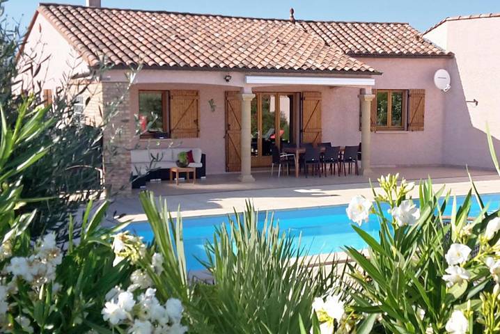 Location de vacances pour 8 personnes, avec terrasse ainsi que piscine et jardin à Castelnau-d'Aude
