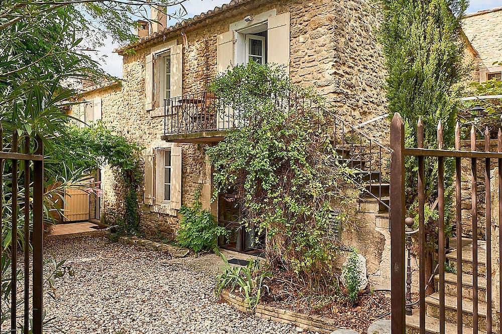 Large 18th century Provencal cottage, restored\n5 bedrooms, 4 bathrooms in Oppède, Parc naturel régional du Luberon