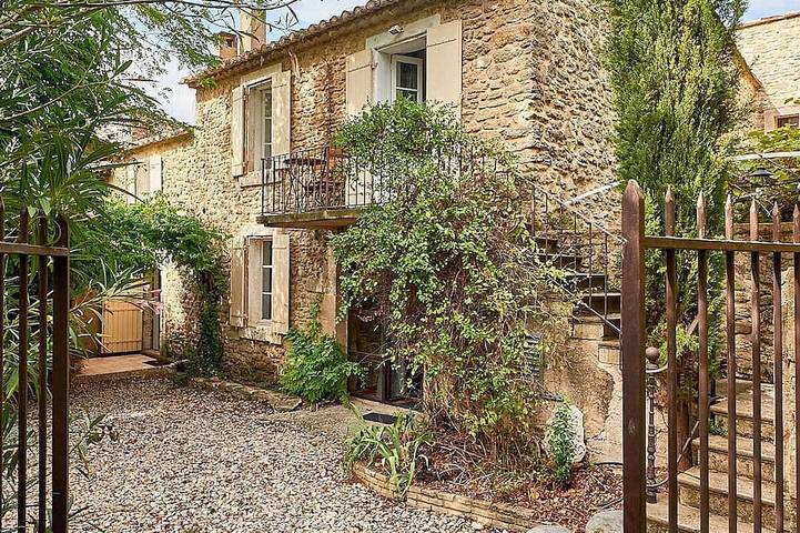 Large 18th century Provencal cottage, restored
5 bedrooms, 4 bathrooms in Oppède, Parc naturel régional du Luberon