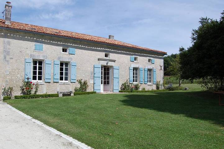 Gîte pour 11 personnes, avec jardin et piscine à Passirac