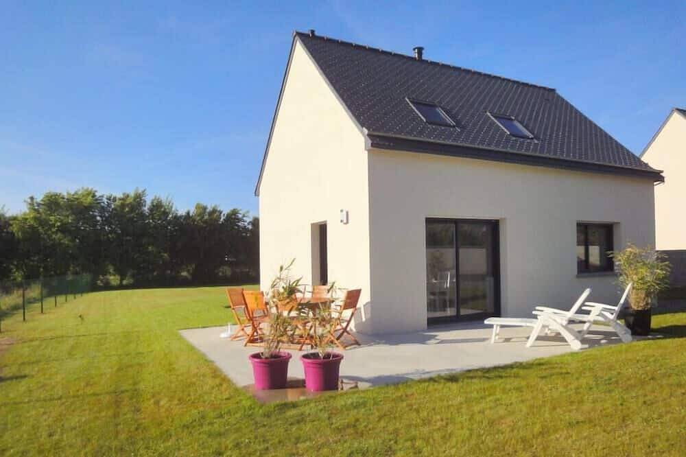 Angenehmes, neues, helles Haus, umzäunter Garten, in der Nähe des Meeres, Wanderwege, Wlan in Lanmodez, Rosa Granitküste