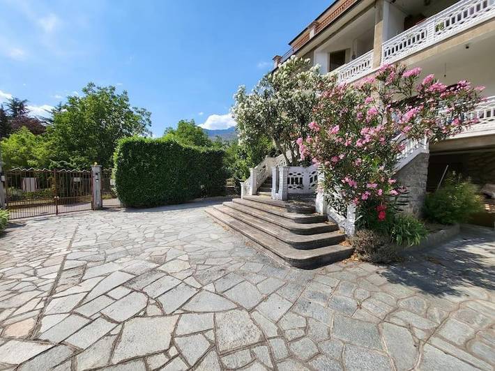 Gîte pour 9 personnes, avec Balcon et Terrasse ainsi que Jardin et Vue à Bussolin
