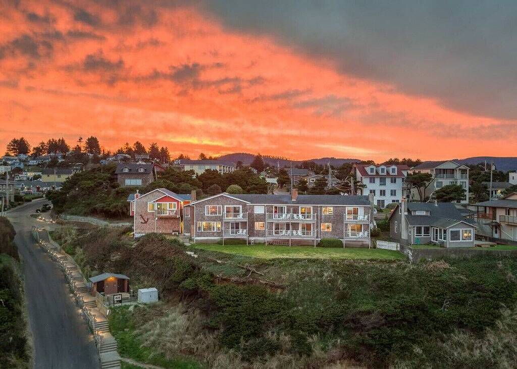 Ganze Wohnung, Das Steuerhaus - 2 Schlafzimmer Balkon am Meer, Kamin, voll ausgestattete Küche, Wifi in Oceanlake, Lincoln City