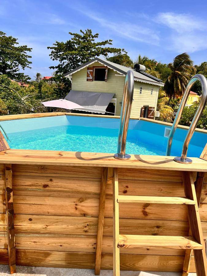Location de vacances pour 4 personnes, avec piscine ainsi que jardin et terrasse à Terre-de-Bas