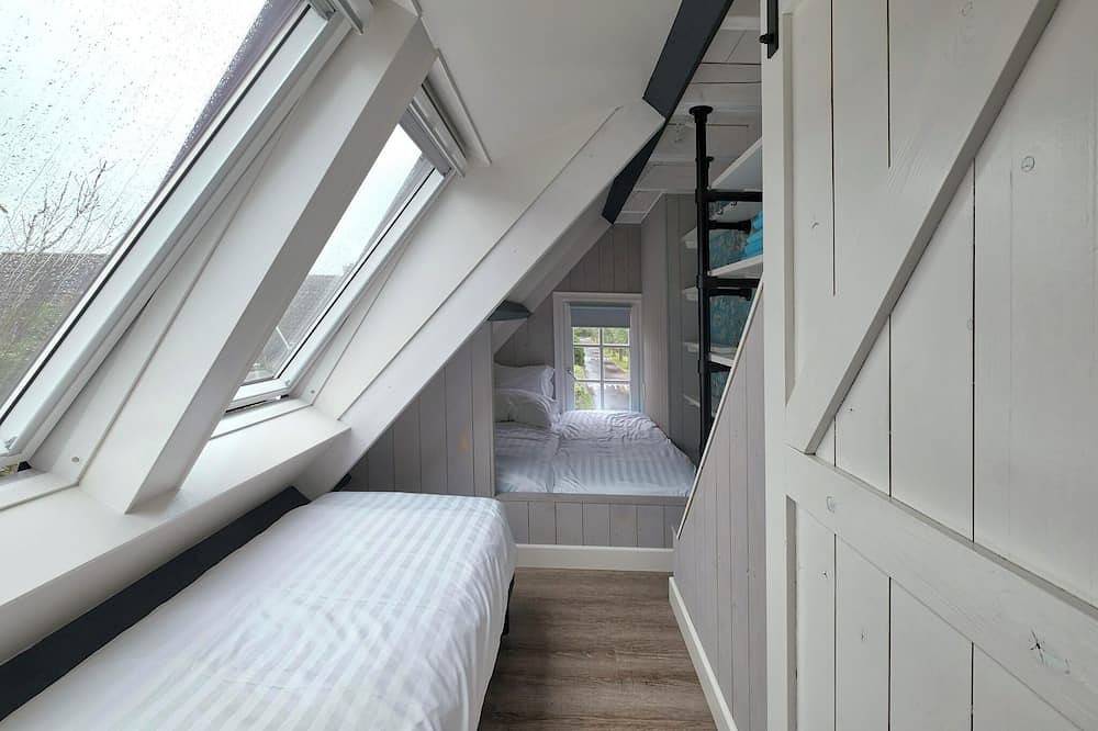 Magische Ferien in diesem stimmungsvollen Ferienhaus am Wasser, familienfreundliche Gruppenunterkunft, 4 Schlafzimmer, 2 Bäder. Genießen Sie luxuriöse Annehmlichkeiten wie eine Terrasse mit Steg, ein kleines Boot und einen gemütlichen Holzofen. In de in Niederländische Nordsee