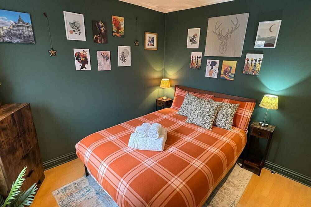 Entire apartment, Cosy one-bedroom stay steps from shops and transport in Watford, Hertfordshire