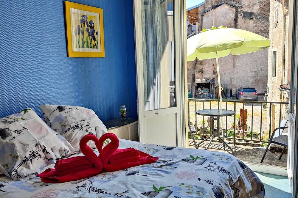 Entire apartment, Room \"Domaine du Cèdre\" with Shared Terrace, Balcony, and Wi-Fi in La Vôge-les-Bains, Épinal region