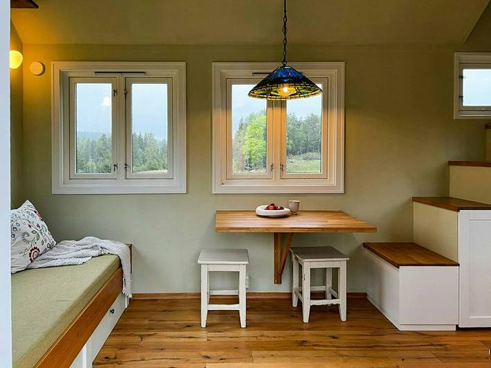 Ein Mikrohaus in einem Rosengarten auf einem kleinen Bauernhof in Frogn