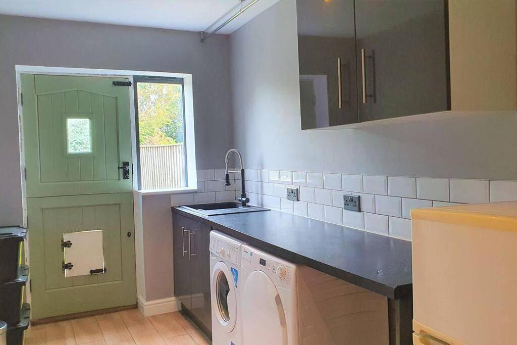 5 Bed, 2 Bath Home + Terrace, Garden & Parking in Swindon, North Wessex Downs