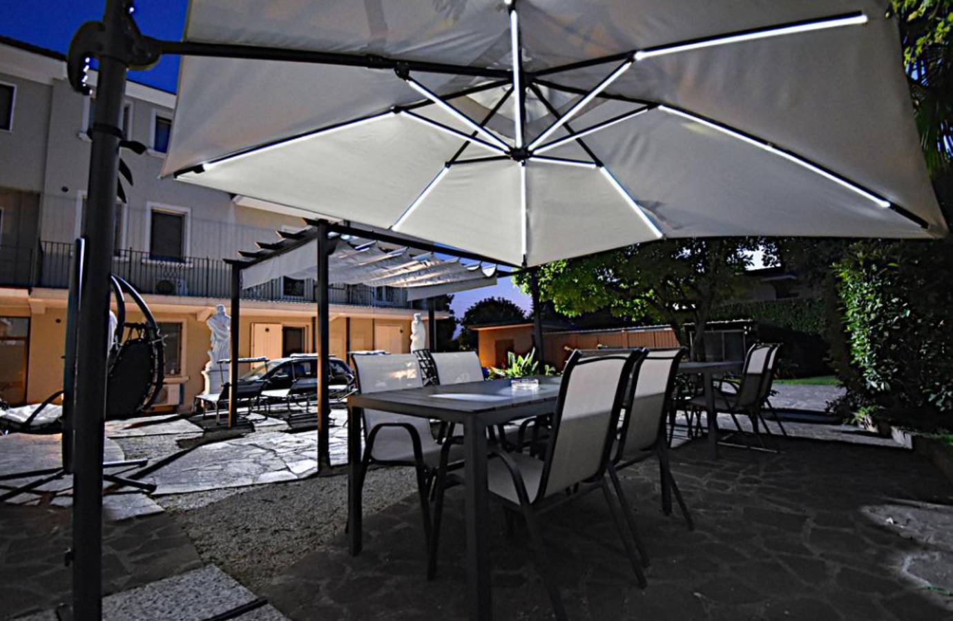 Entire apartment, Holiday apartment for 4 people with garden in Lonato del Garda, Brescia Province