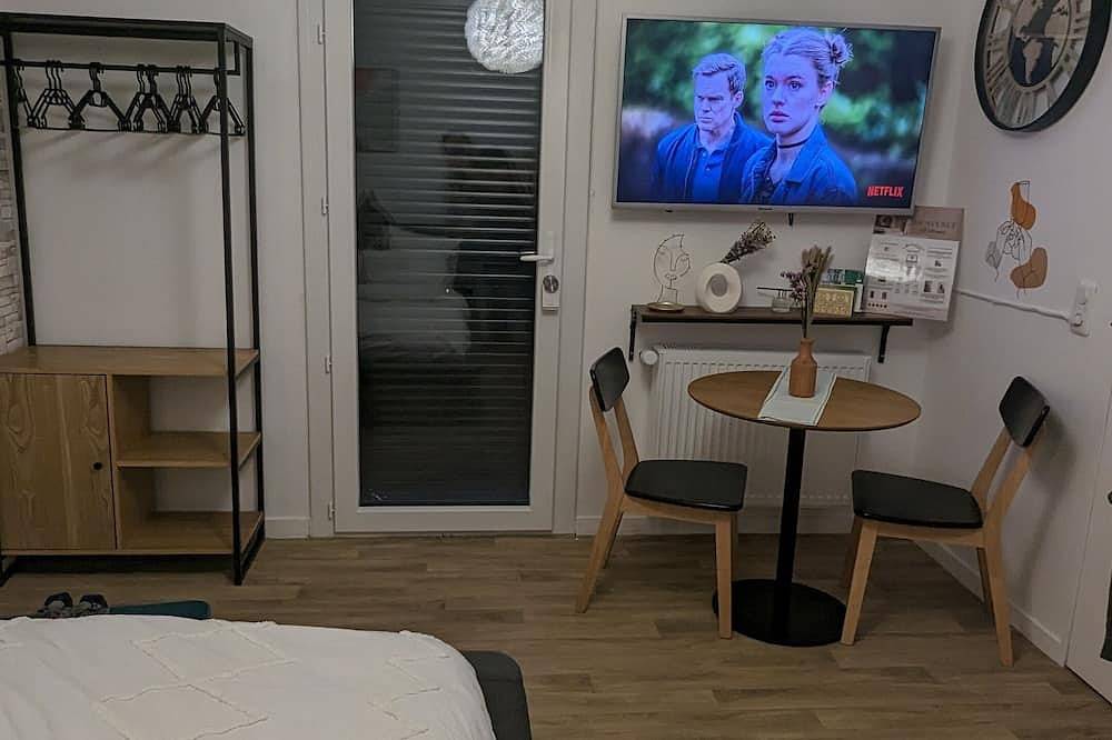 Entire apartment, Oasis de Verdure à 15 min de Paris : Studio Avec un Coin Repas en Plein air ! in Saint-Gratien, Val-d'Oise