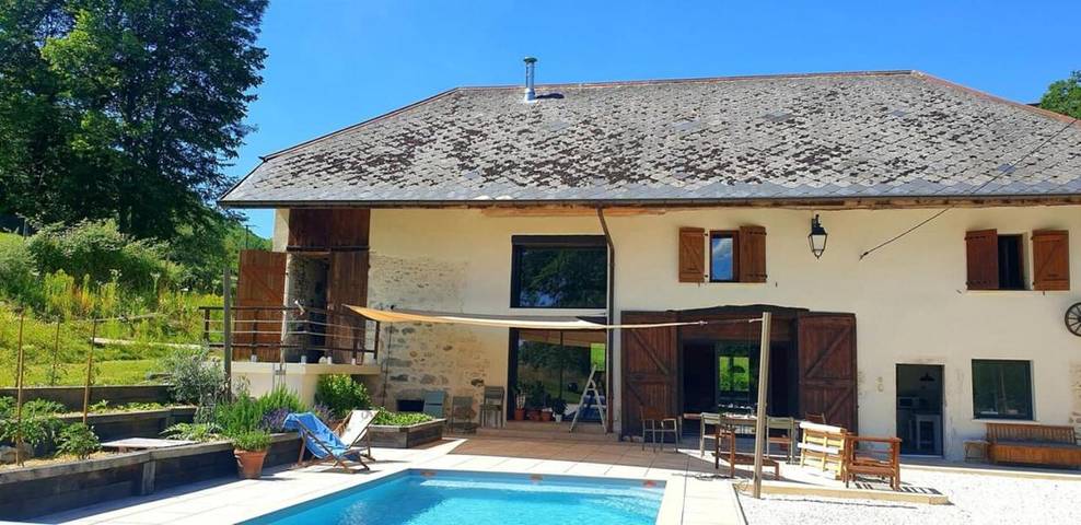 Location de vacances pour 10 personnes, avec jardin et piscine dans La Biolle